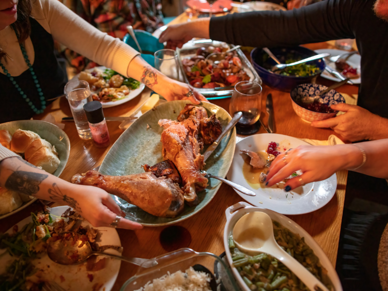 Festa de Natal, pessoas a servirem-se de comida à mesa